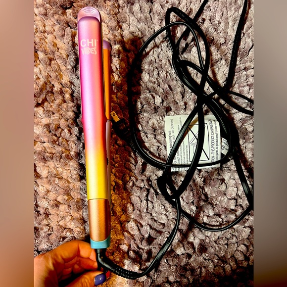 Chi vibes on the edge 1” hairstyling iron - Picture 2 of 4